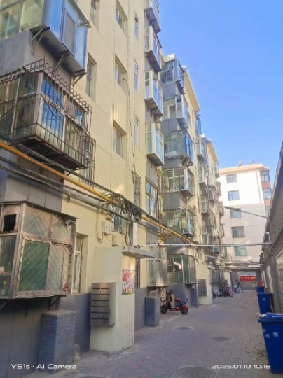出售三居室，位置在开元路与新兴路口西南角农行二营家属院。实际面积90多平，房本86.98三室一厅一卫